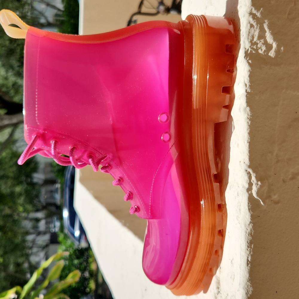 DONATING THIS WEEKEND IF NOT BOUGHT: Melissa boots size 7 for women - Picture 9 of 10